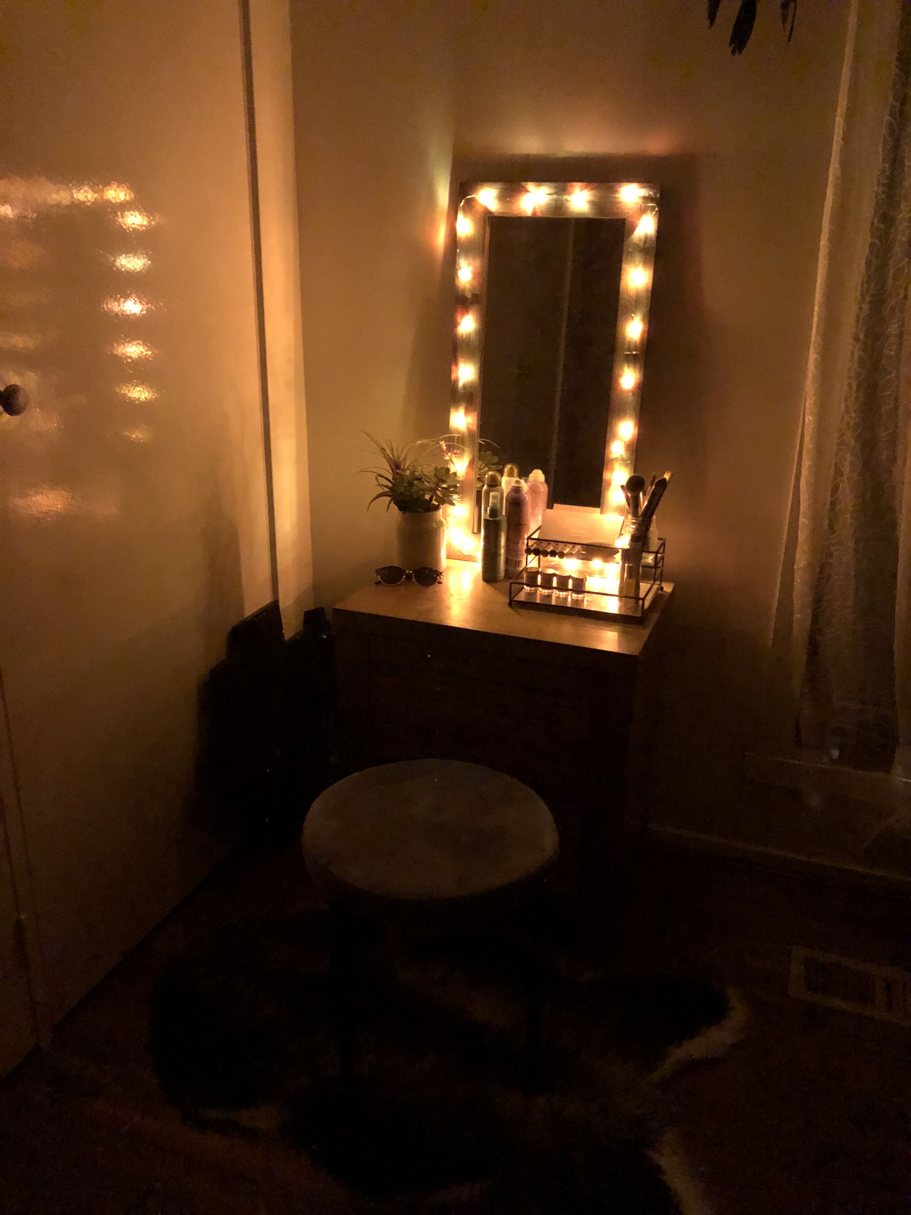 Make up table with fairy lights:) | Badspiegel, Lichterkette, Beleuchtung