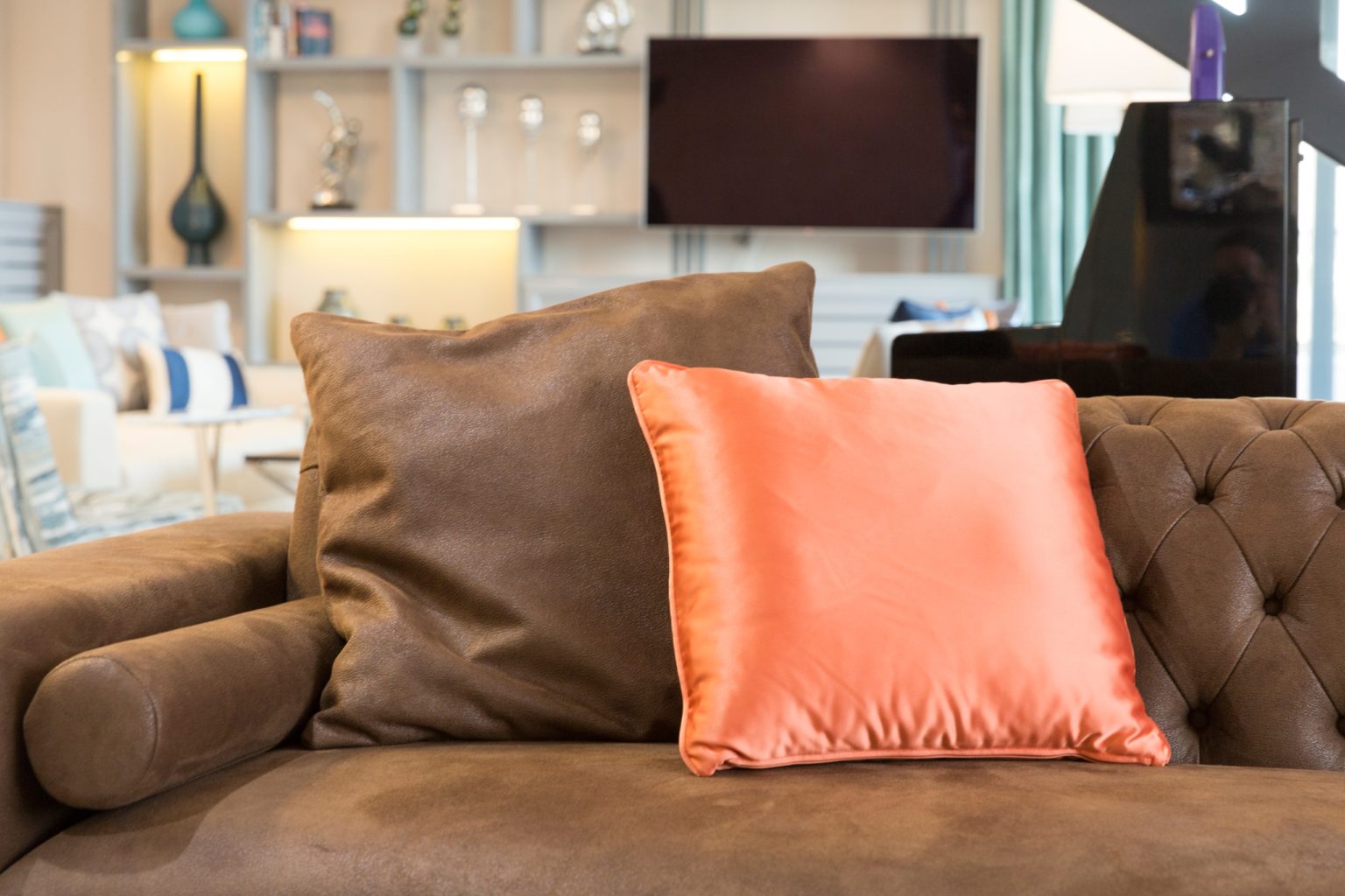 What Color Throw Pillows Go with Brown Couch? (25 Examples with Images