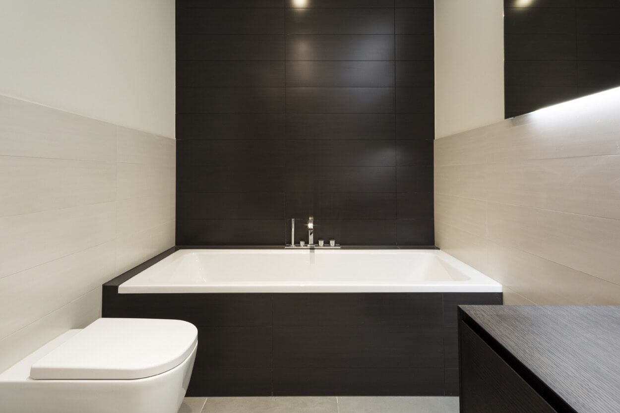 Black And White Bathtub With Modern Chrome Fixtures | Voor het huis, Huis